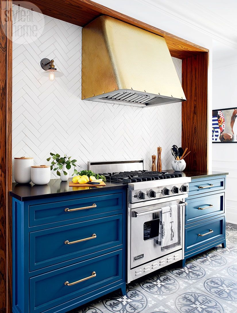 Отдельностоящая плита на кухне интерьер