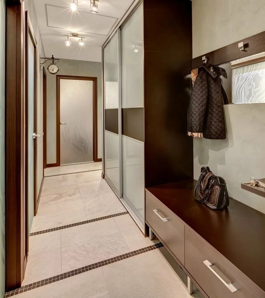 Интерьер узкой прихожей