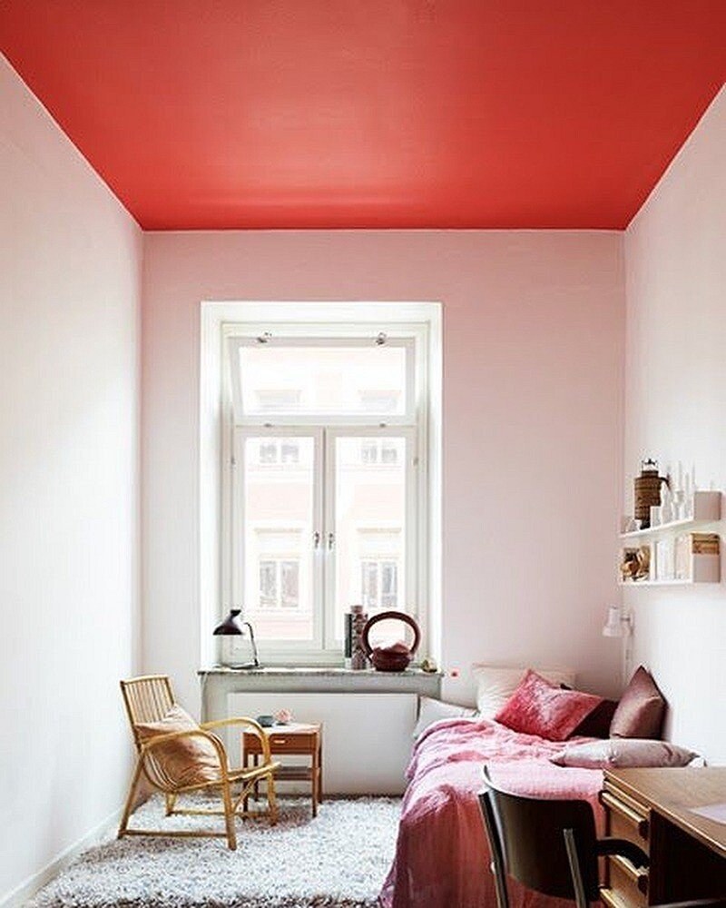 Цветной потолок в интерьере