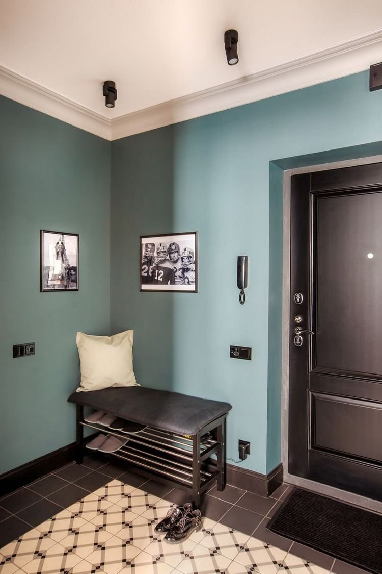 Стены в прихожей