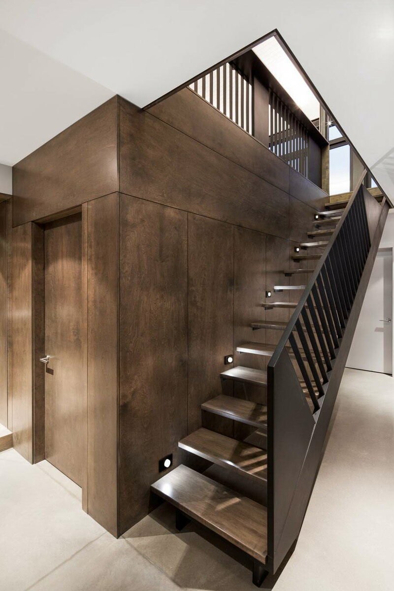 Лестница деревянная двухмаршевая