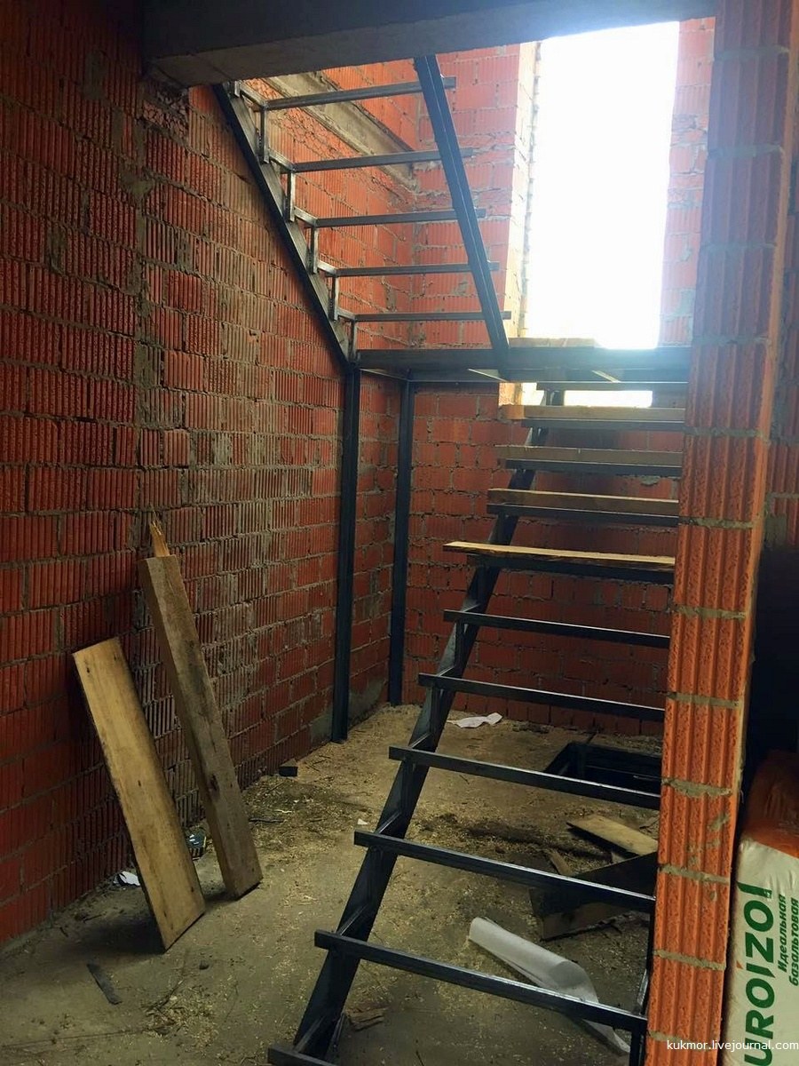 Лестница в цокольный этаж