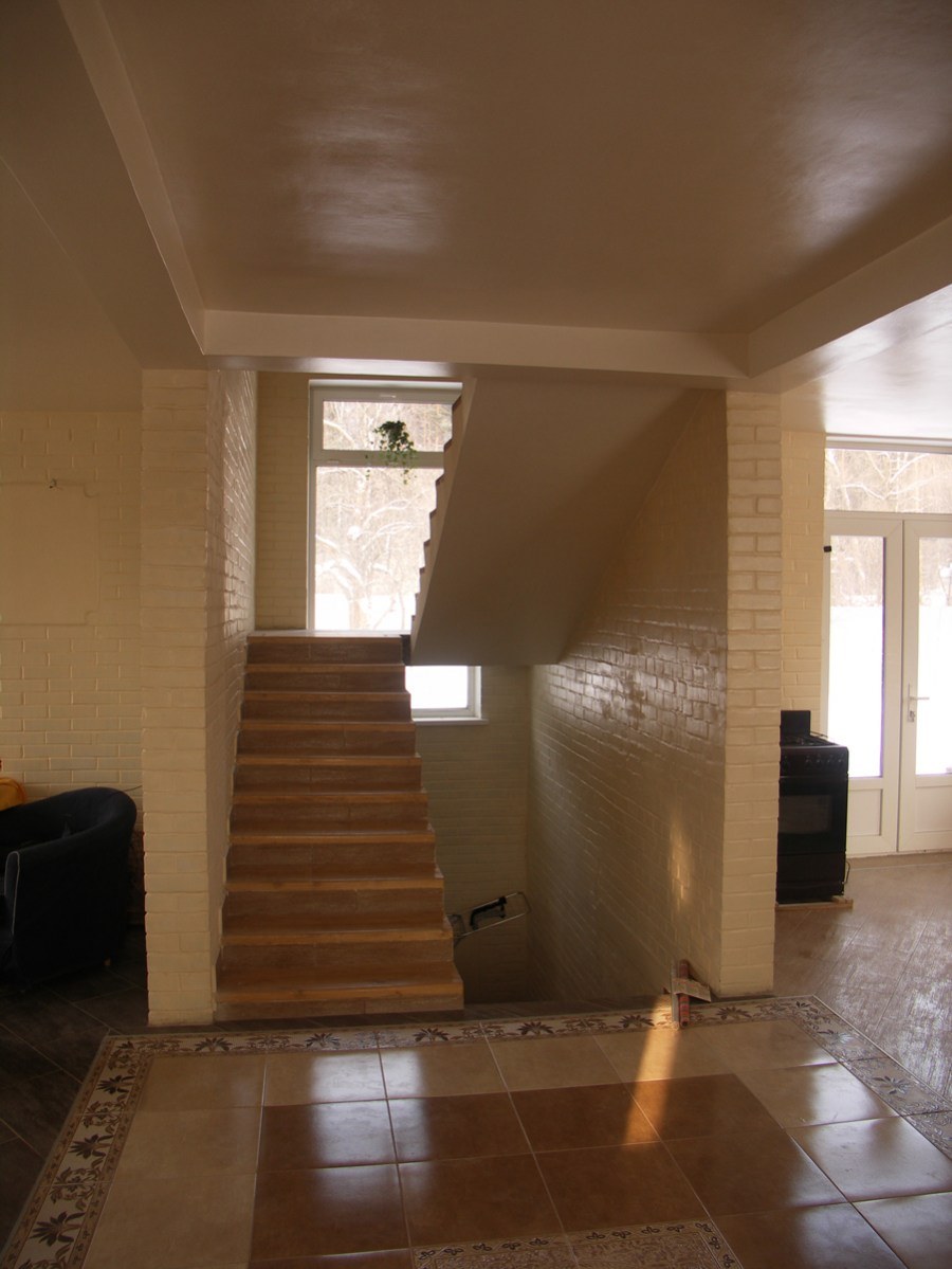 Лестница в цокольный этаж в частном доме изнутри