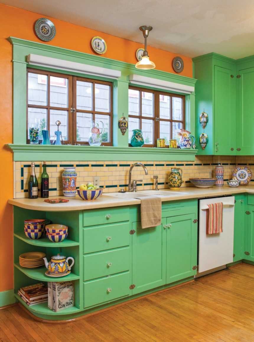 Цветные кухни в интерьере