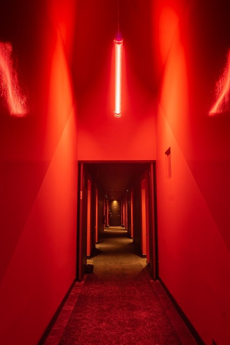 Красная неоновая комната