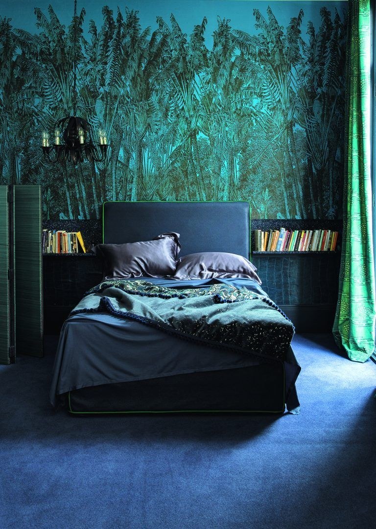 Спальня в темных тонах