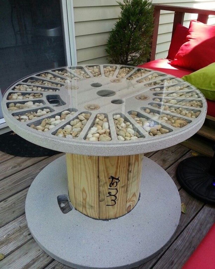 Стол из деревянной катушки