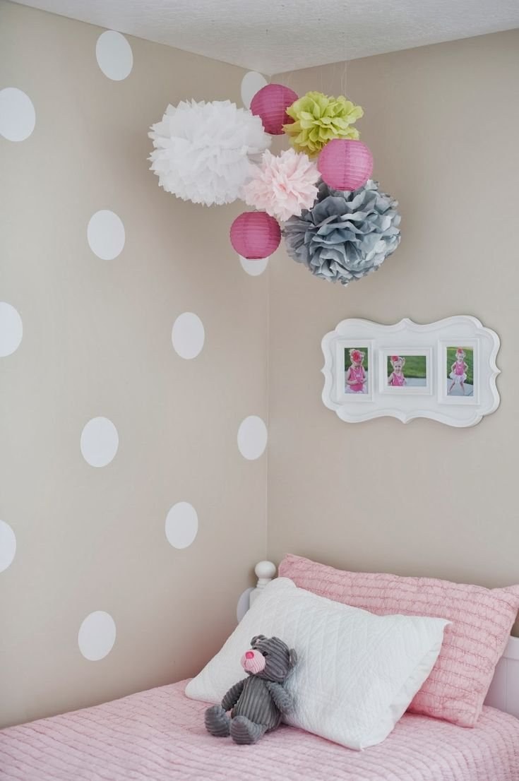 Стена в горошек в детской