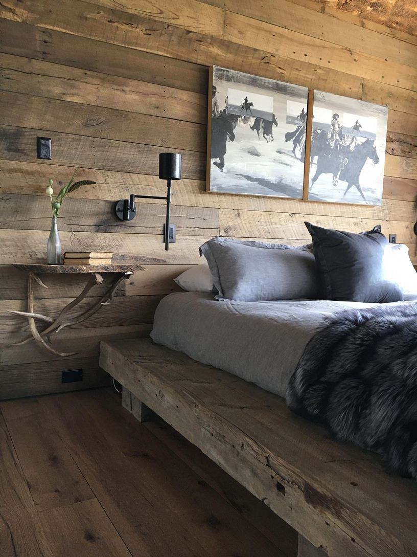 Деревянная стена в интерьере