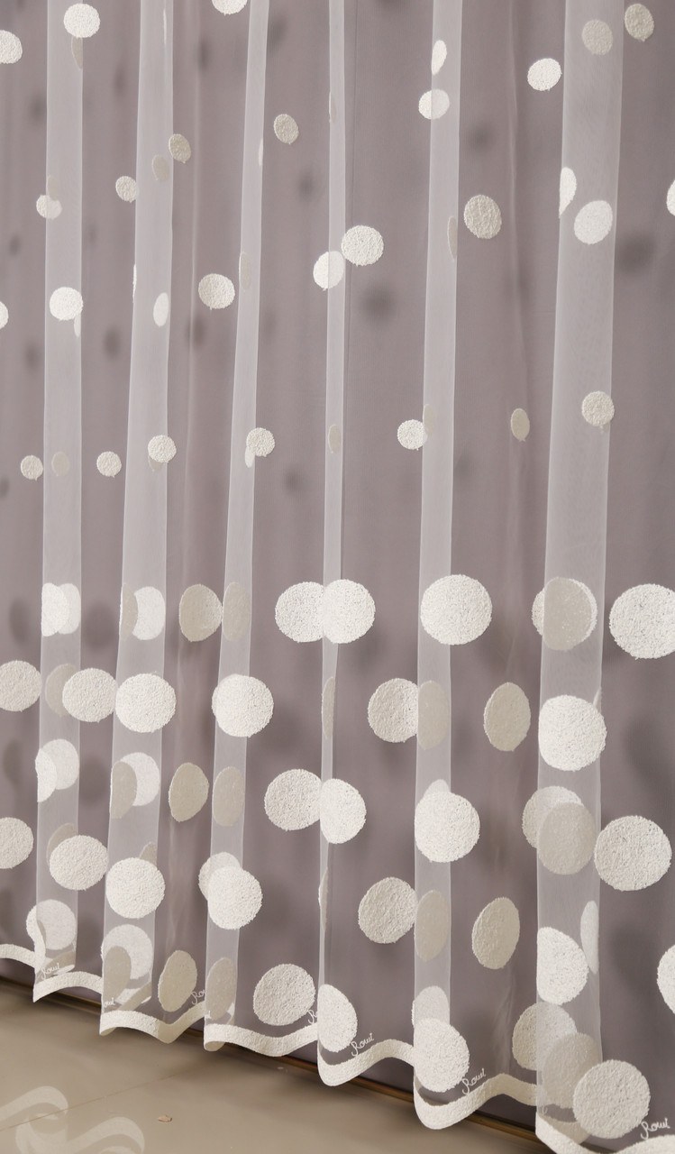Тюль с шарами в интерьере