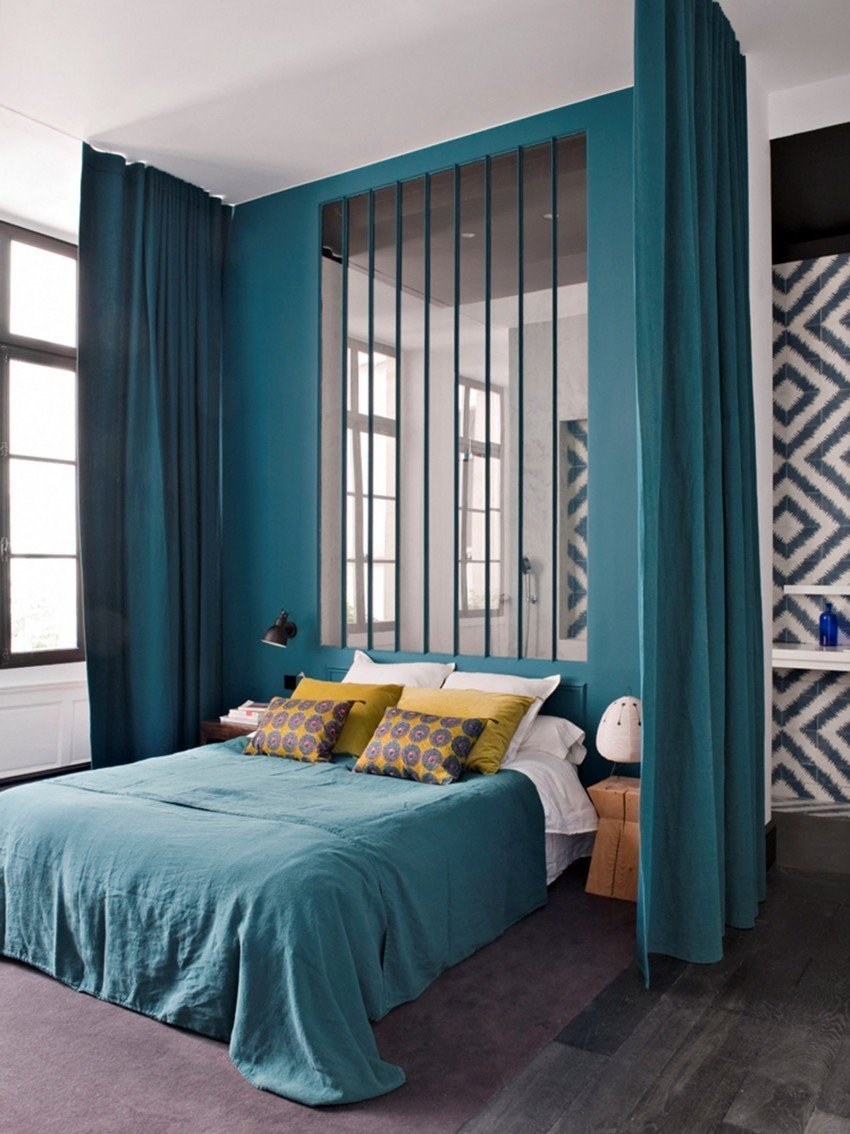 Синие шторы в спальне