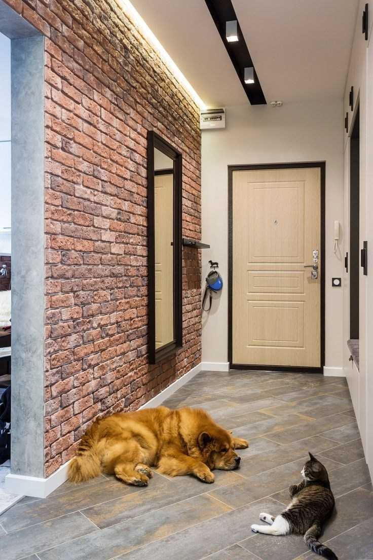 Кирпич в интерьере прихожей