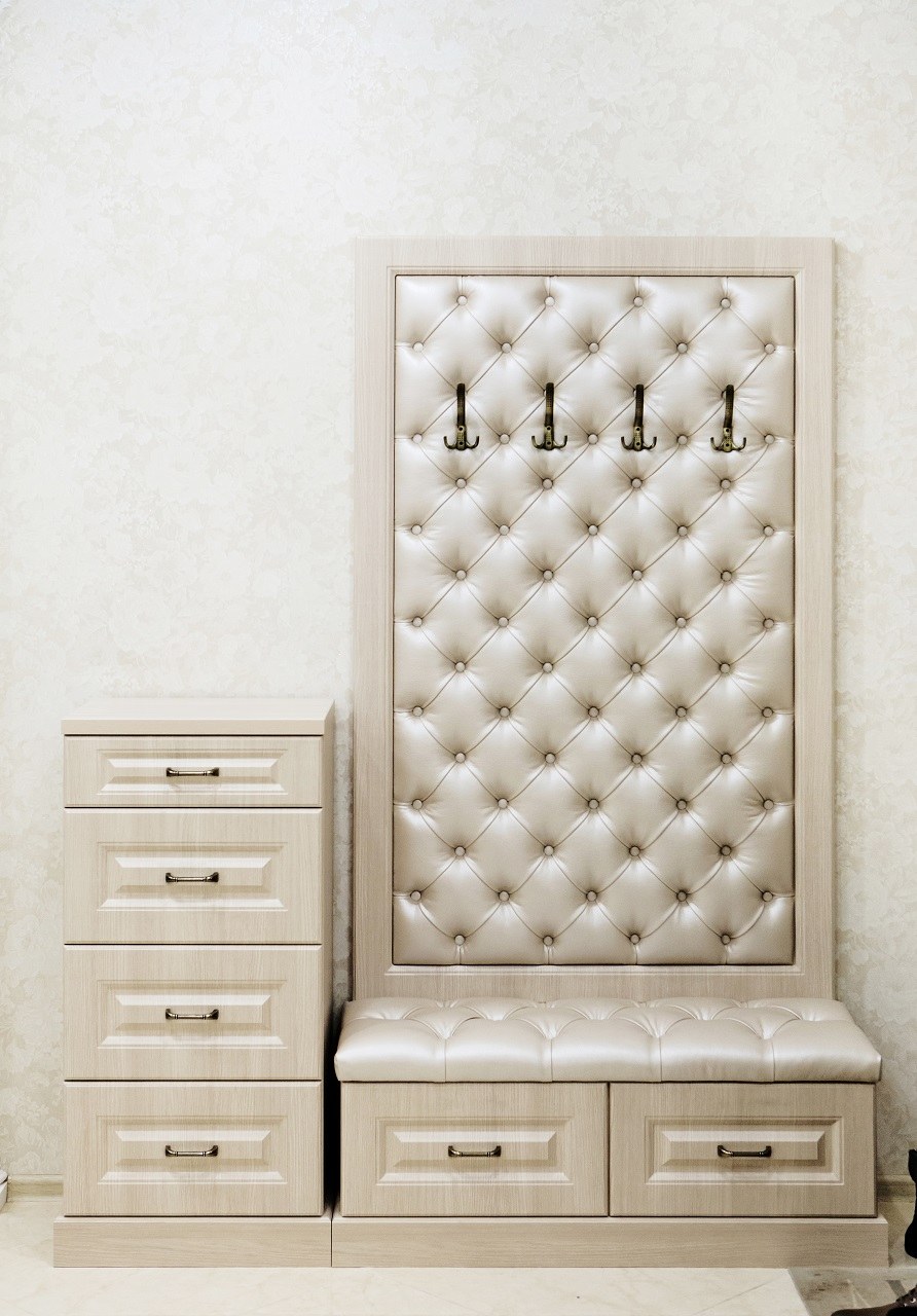 Прихожая классика с каретной стяжкой