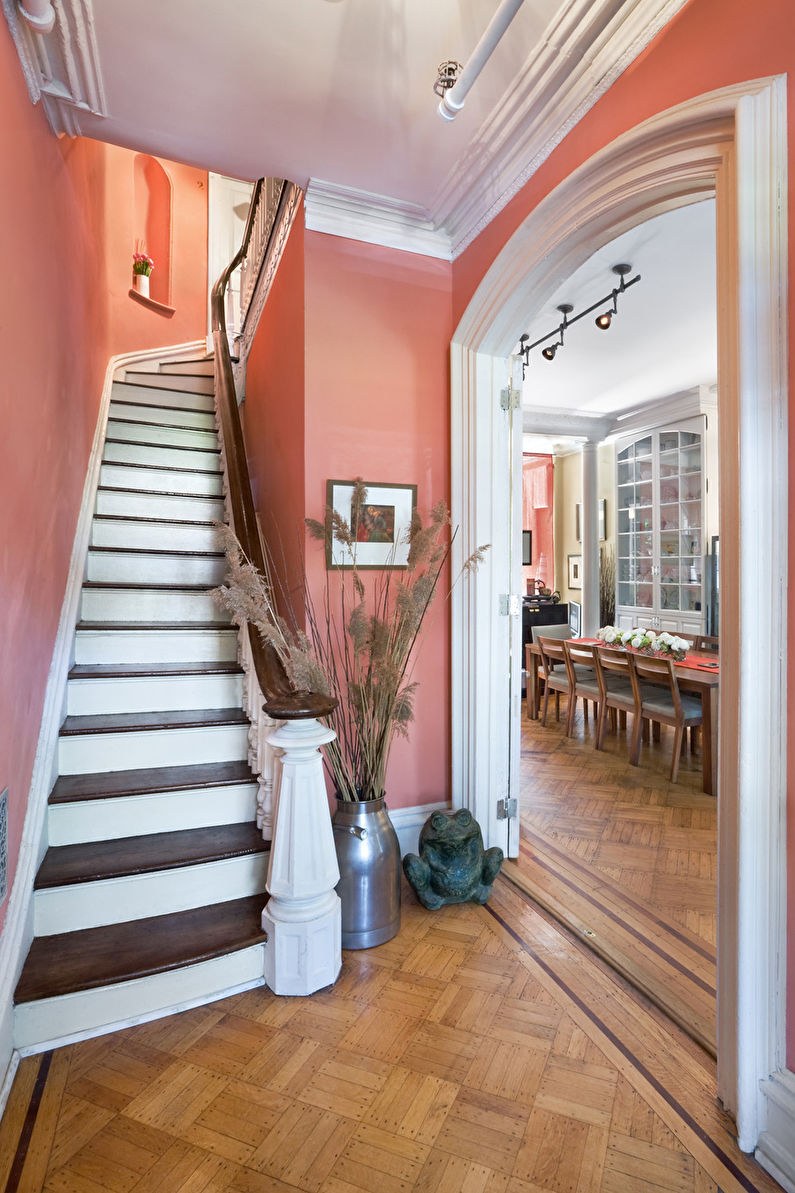 Терракотовые стены в прихожей