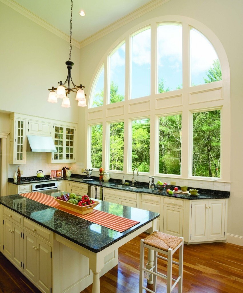 Кухня с большим окном в частном доме