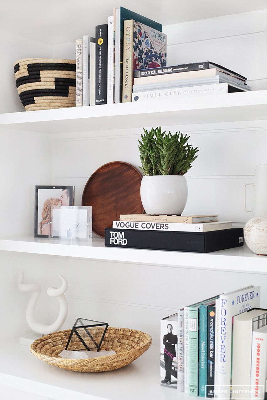 Книжная полка в интерьере