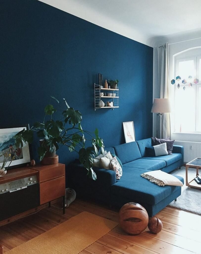 Синяя стена