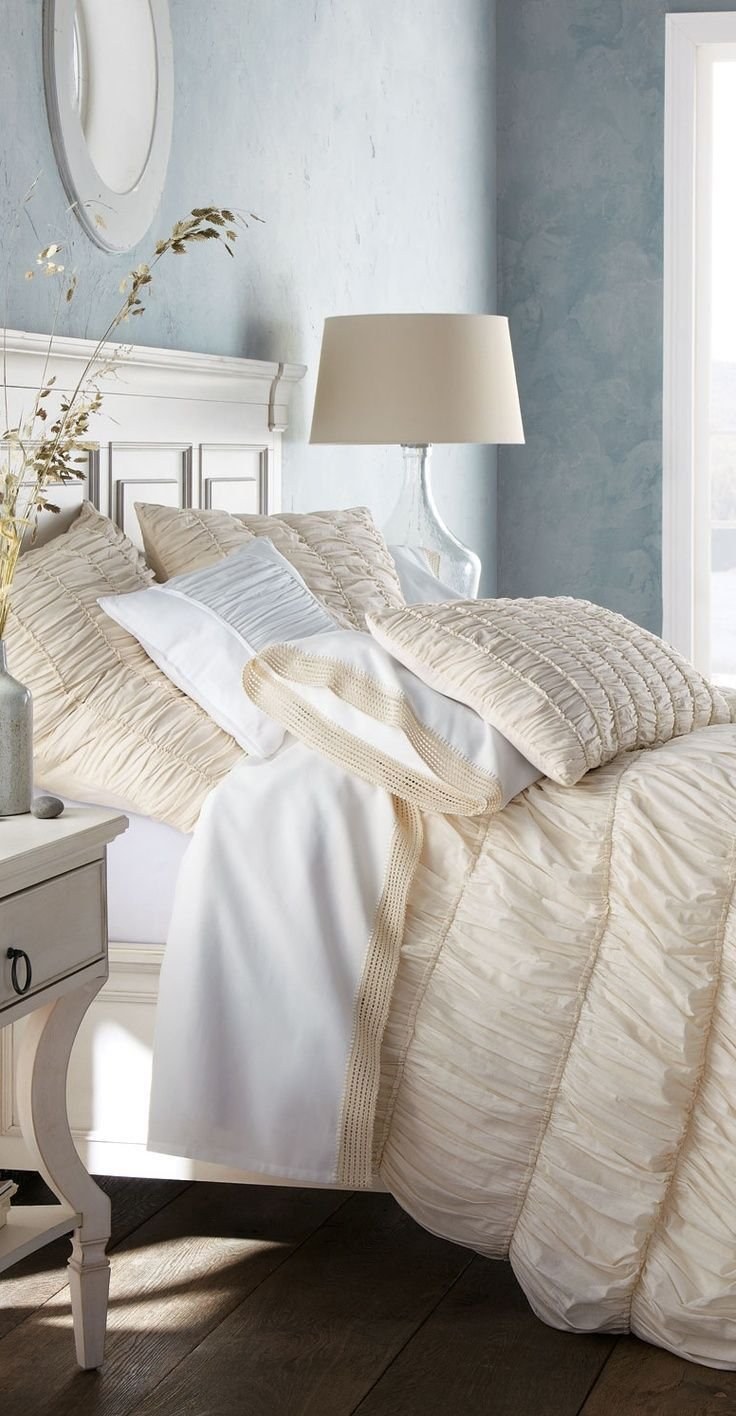 Спальня цвета слоновой кости