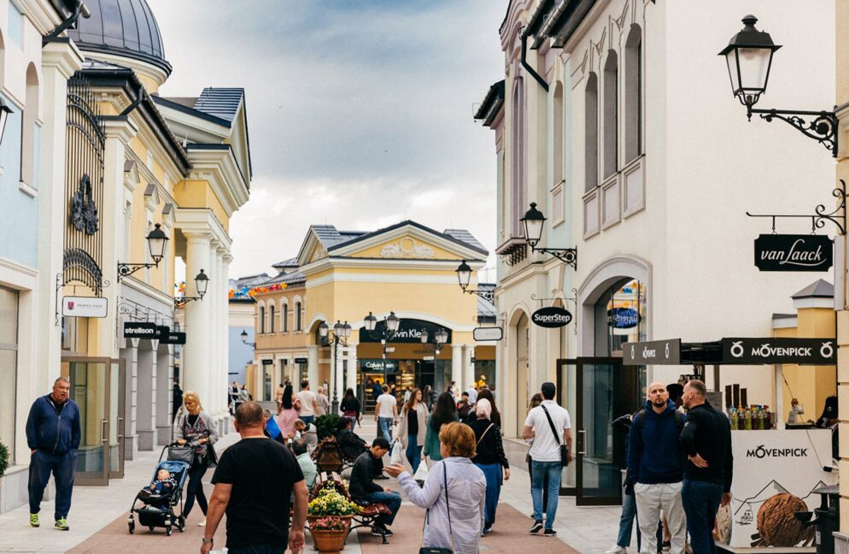 Ближайший аутлет. Аутлет Вилладж белая дача Москва. Outlet Village в Котельники. Мега белая дача аутлет Виладж. ТЦ Outlet Village белая дача.