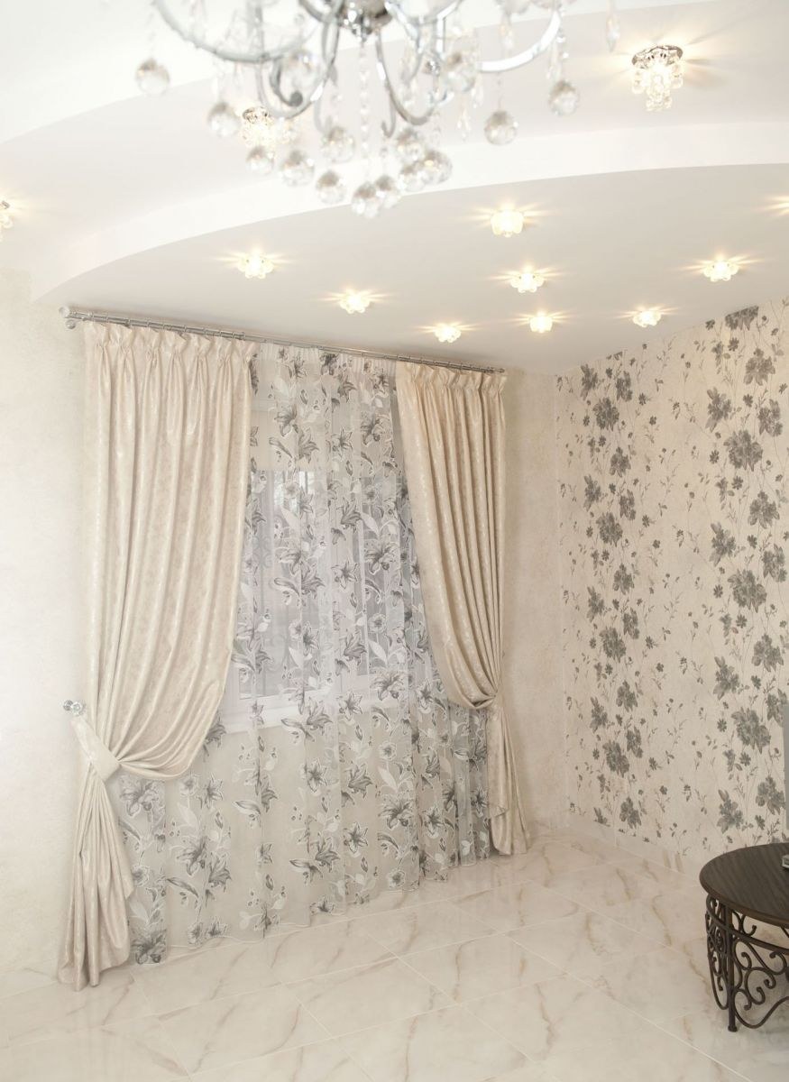 Шторы с вензелями в интерьере гостиной