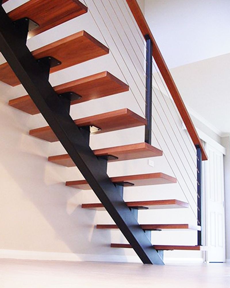 Лестница на второй этаж на косоурах