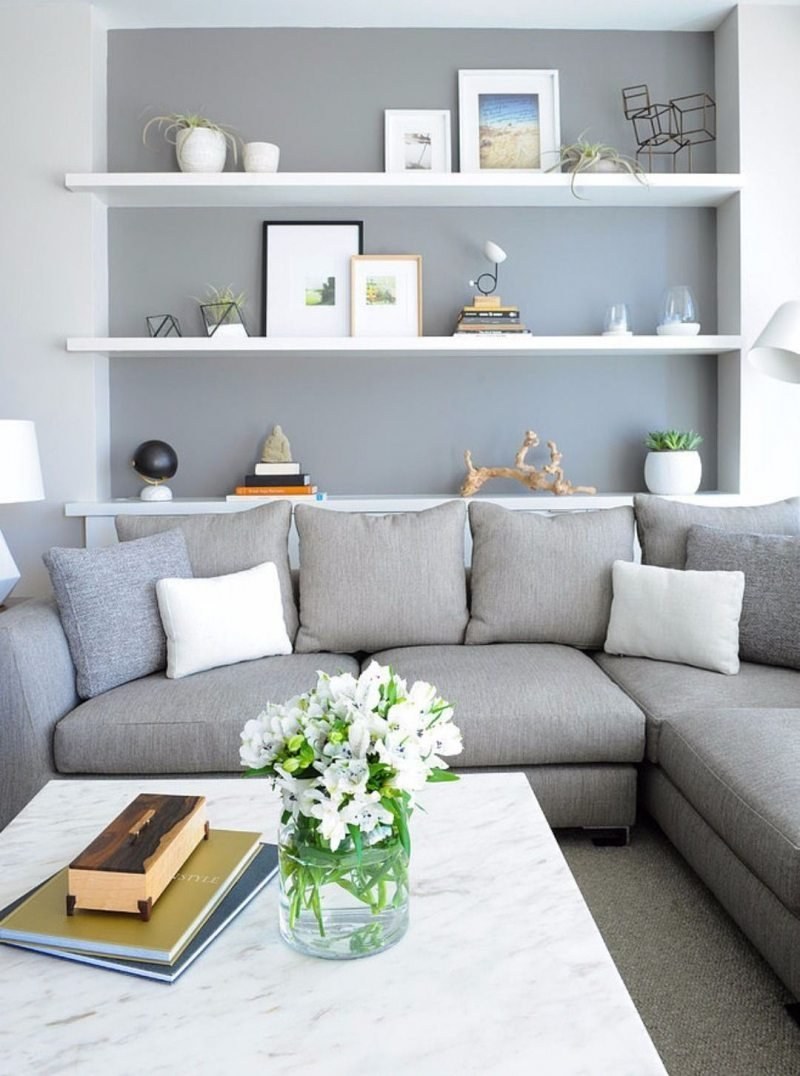 Полки над диваном в гостиной