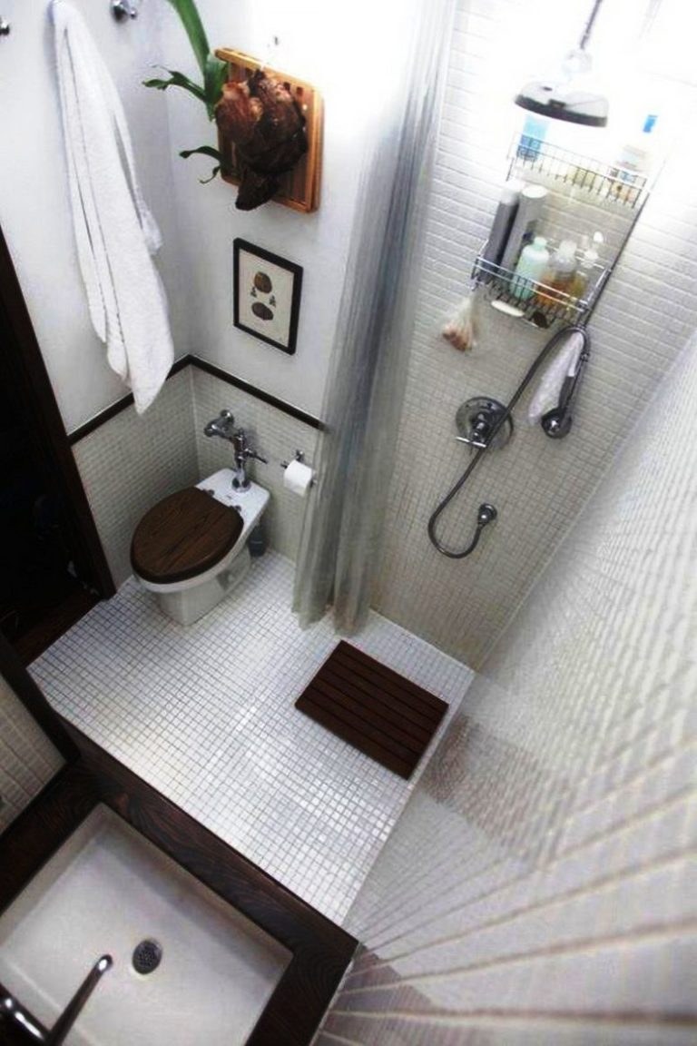 Крошечная душевая с туалетом