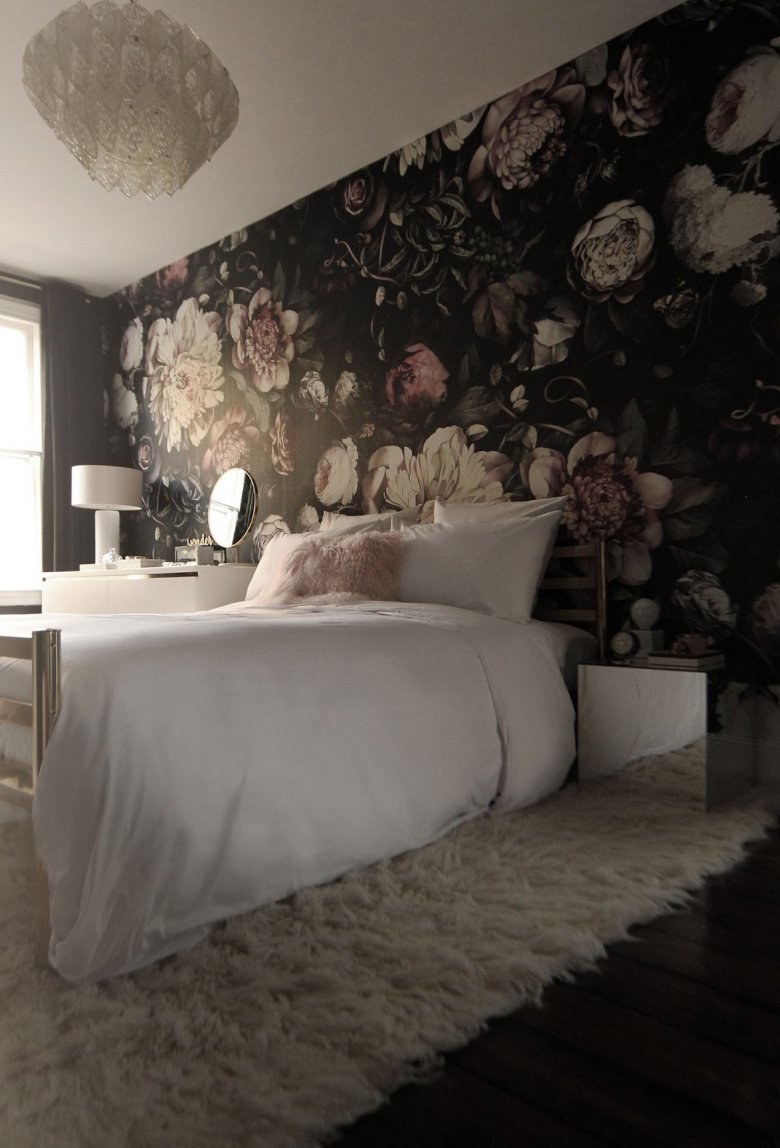 Перья в интерьере спальни