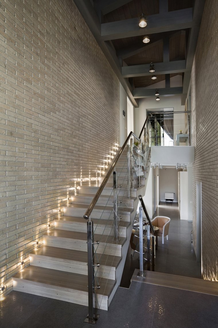 Отделка стен лестничного пролета