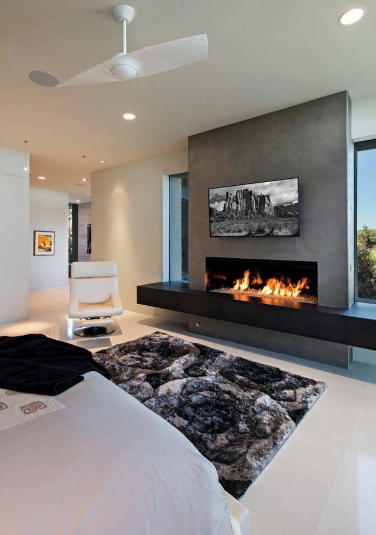 Современная гостиная с камином