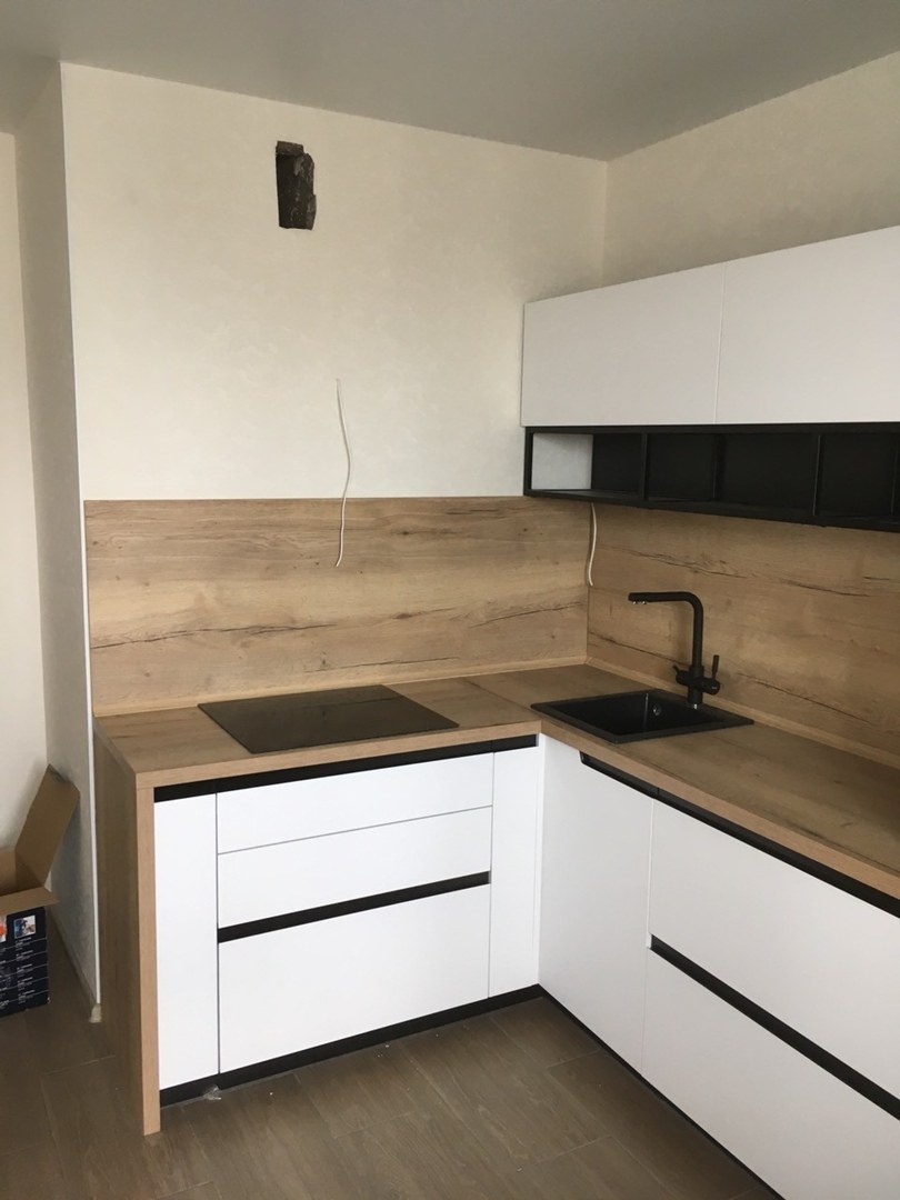 Белая матовая кухня со столешницей под дерево