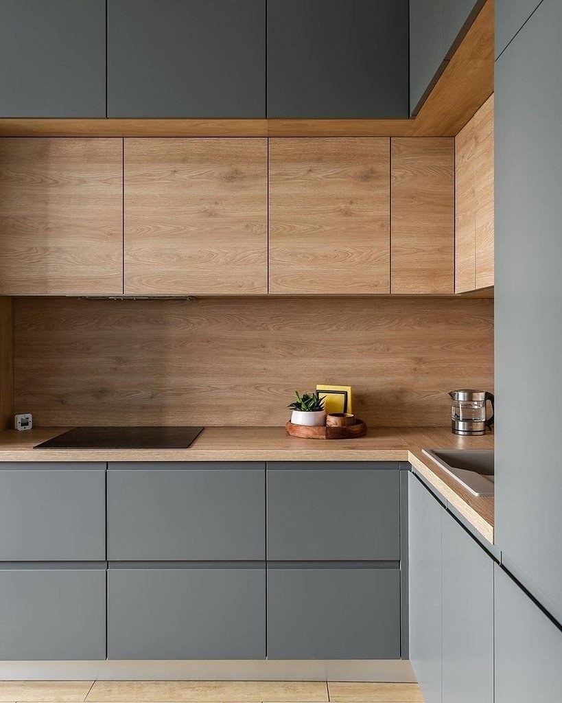 Серая кухня с деревянной столешницей