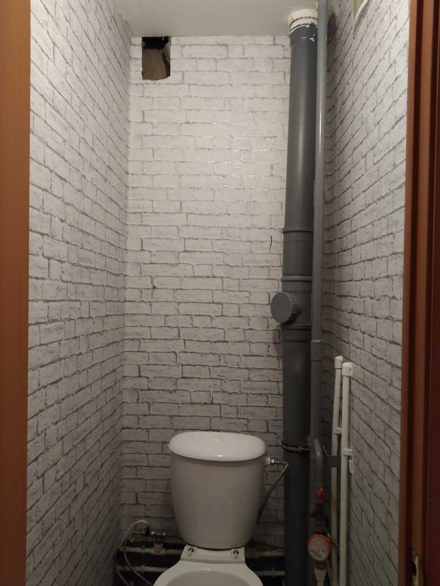 Туалет в квартире с трубами