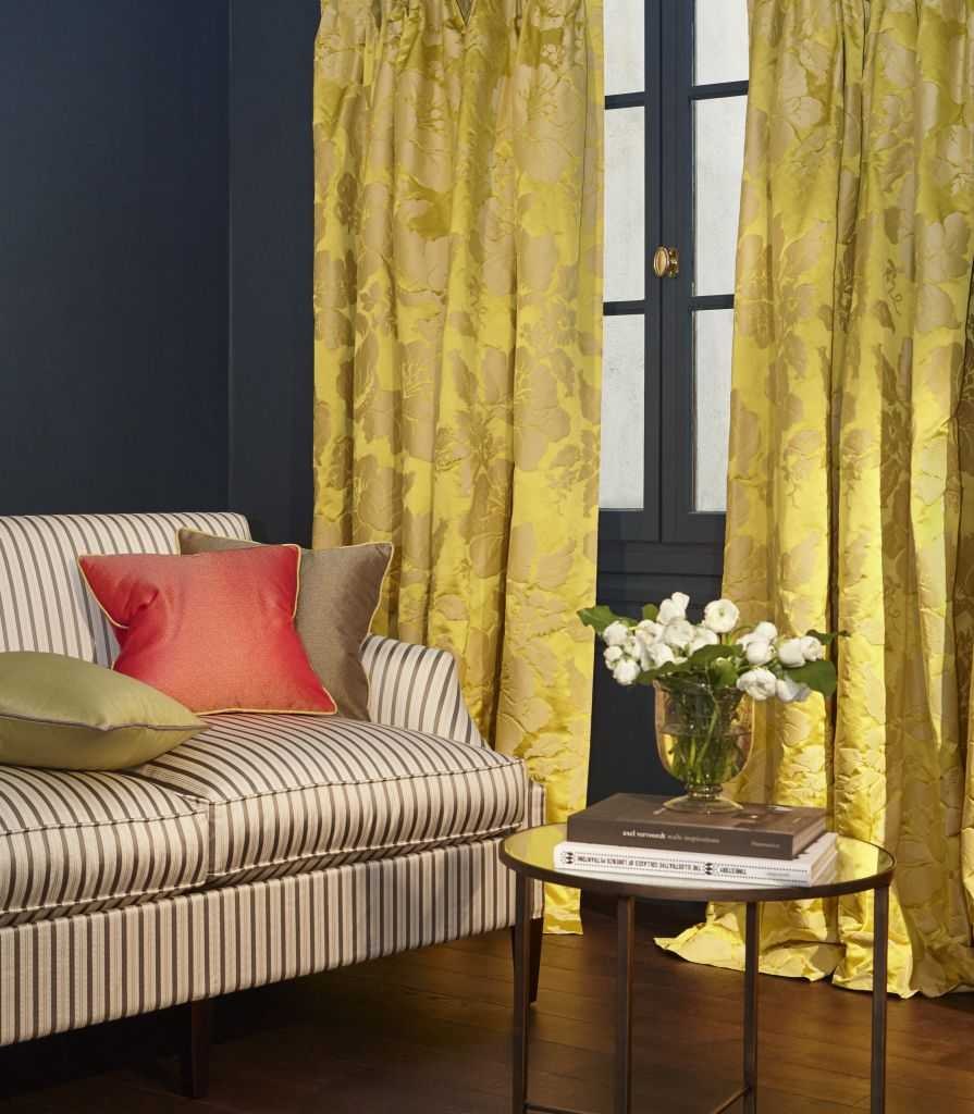 Желтые шторы в интерьере