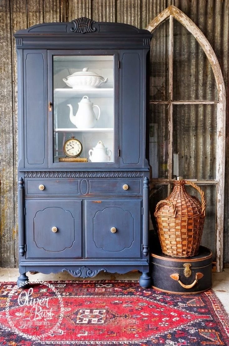 Старинный шкаф в интерьере