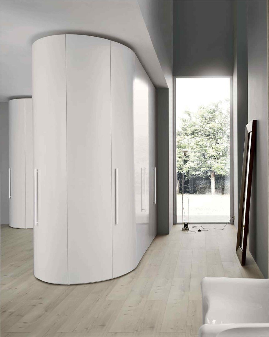 Современный угловой шкаф в прихожую