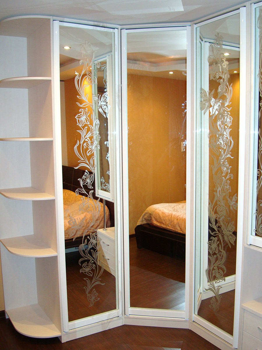 Угловой шкаф в спальню с зеркалом