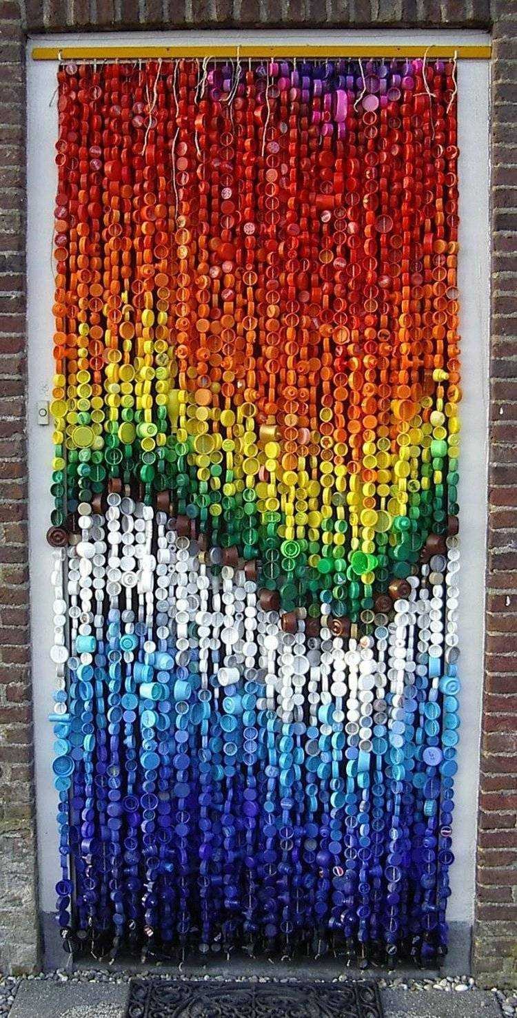 Занавеска из крышек