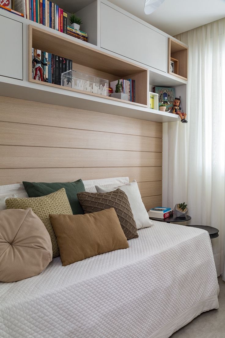 Компактная двуспальная кровать для маленькой комнаты