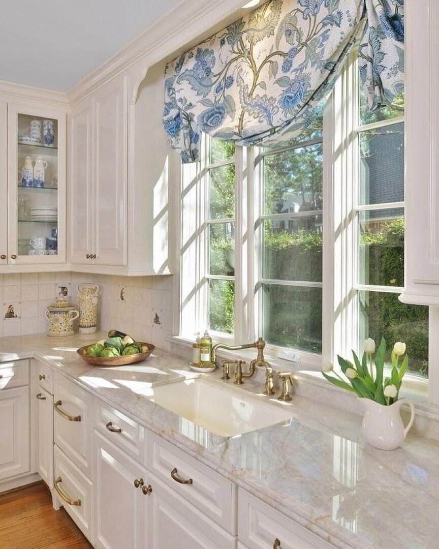 Красивое окно на кухне