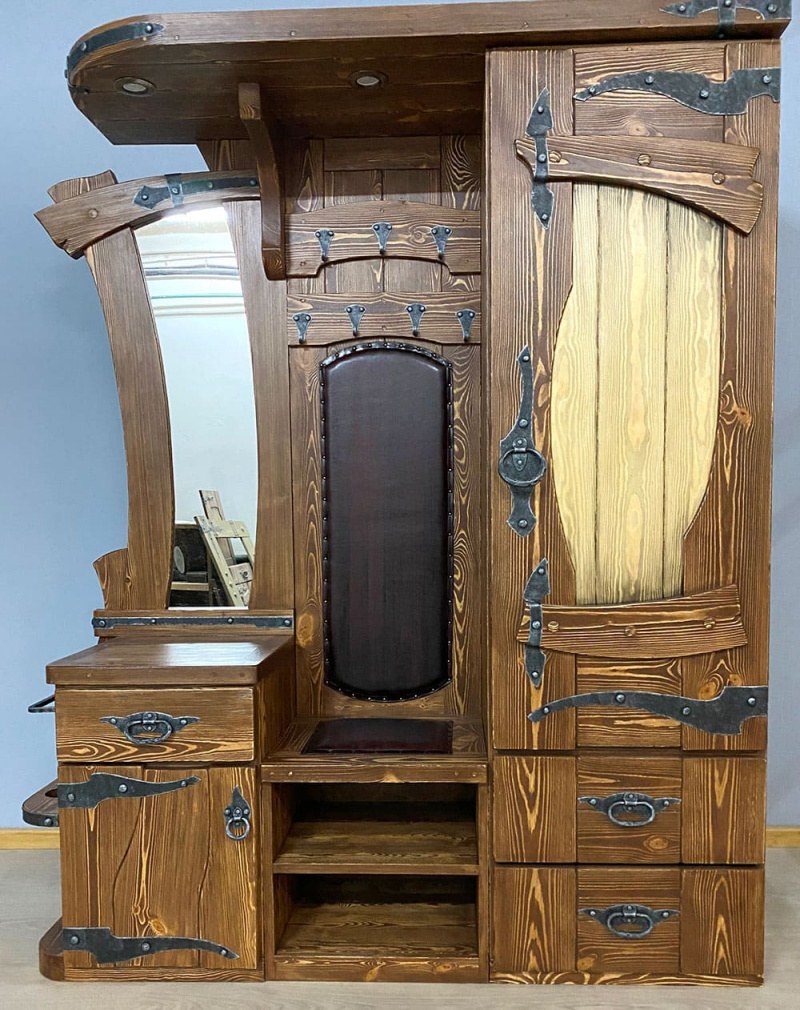 Прихожая из массива дерева