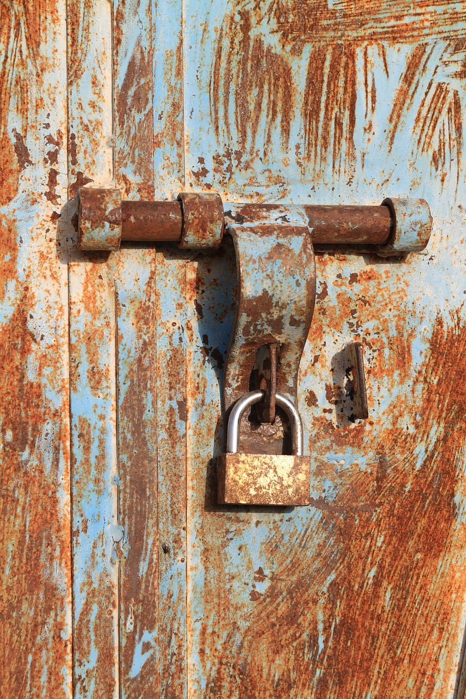Старые замки на двери