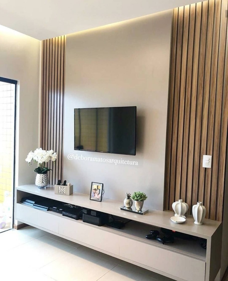 Гостиная с телевизором на стене