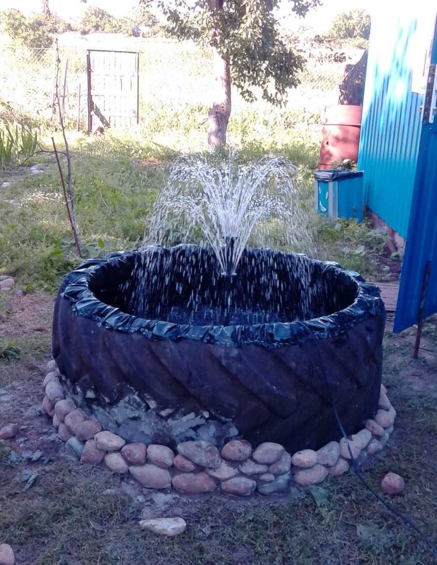 Фонтанчик в саду из покрышки