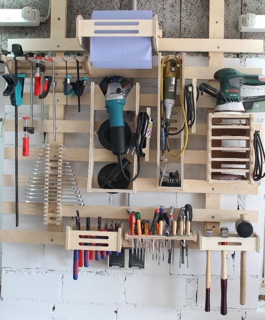 Стеллаж для инструментов в гараже