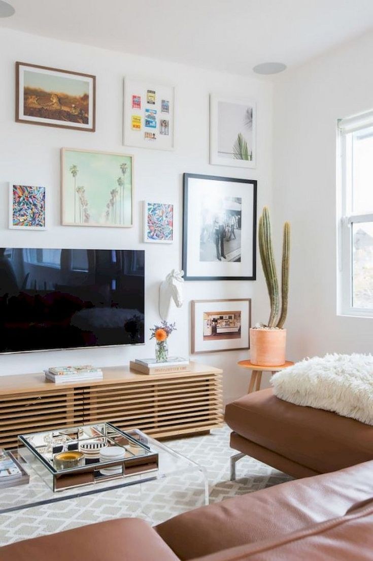 Телевизор на стене в гостиной