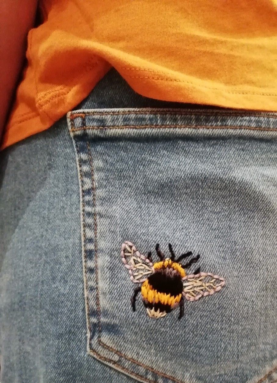 Вышивка на кармане джинс