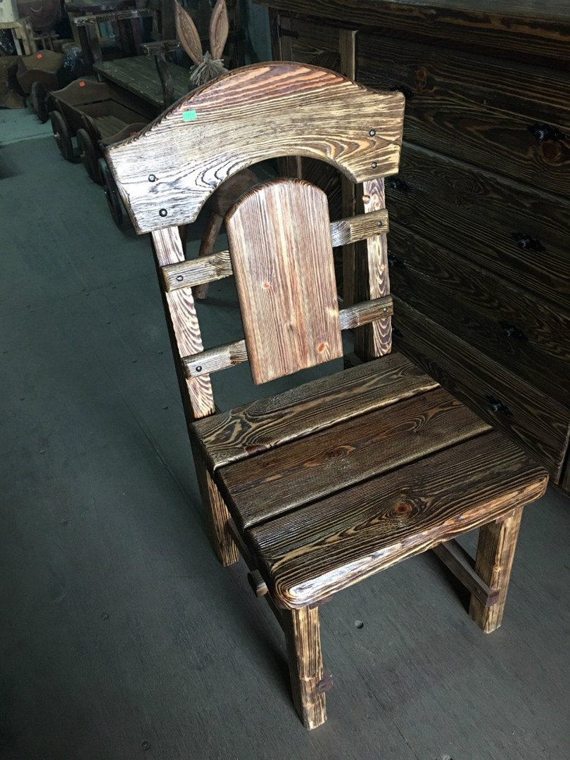 Стул из состаренного дерева