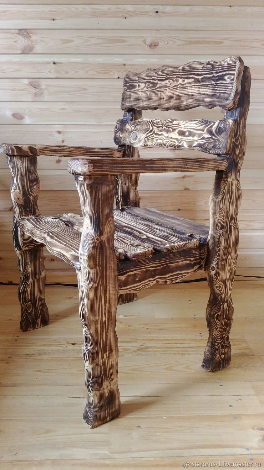 Деревянные состаренные стулья
