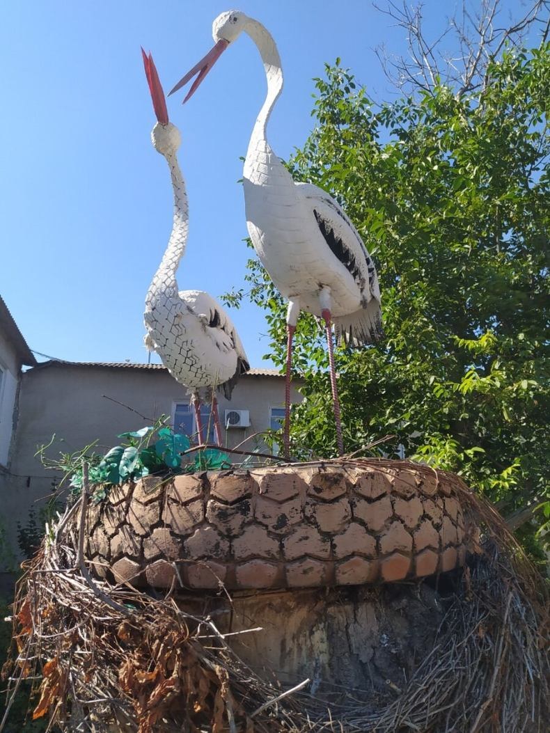 Аисты в гнезде для сада
